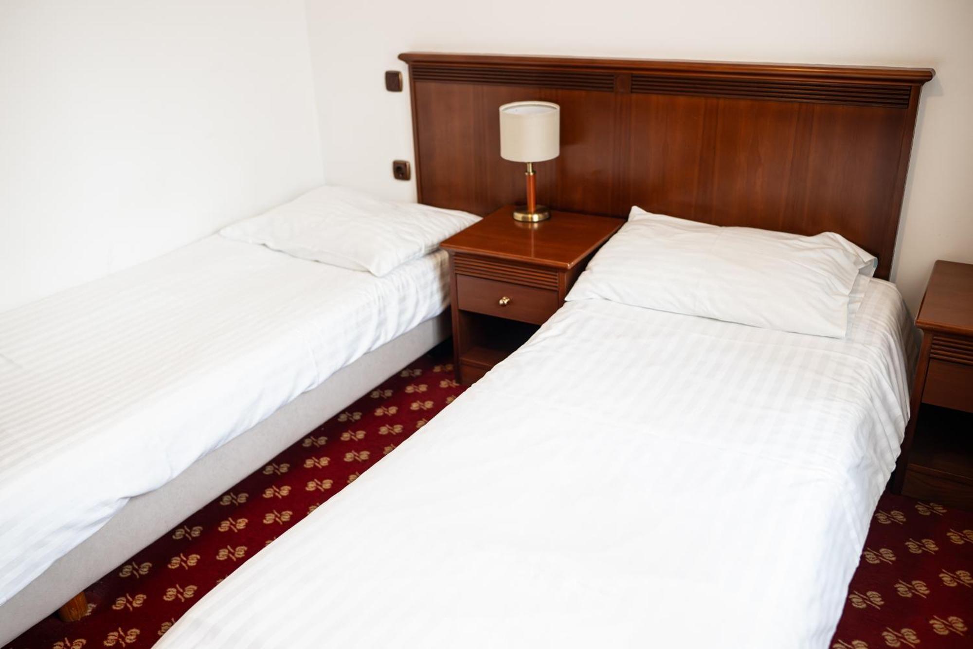 Hotel Zvezda Murska Sobota Bagian luar foto