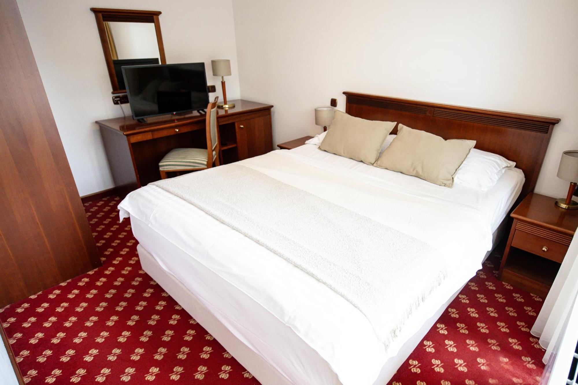 Hotel Zvezda Murska Sobota Bagian luar foto