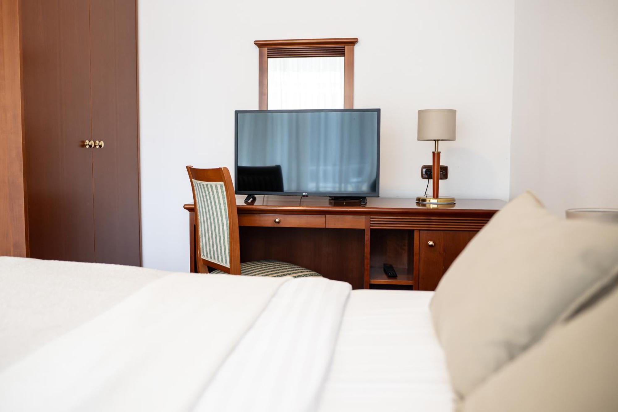 Hotel Zvezda Murska Sobota Bagian luar foto