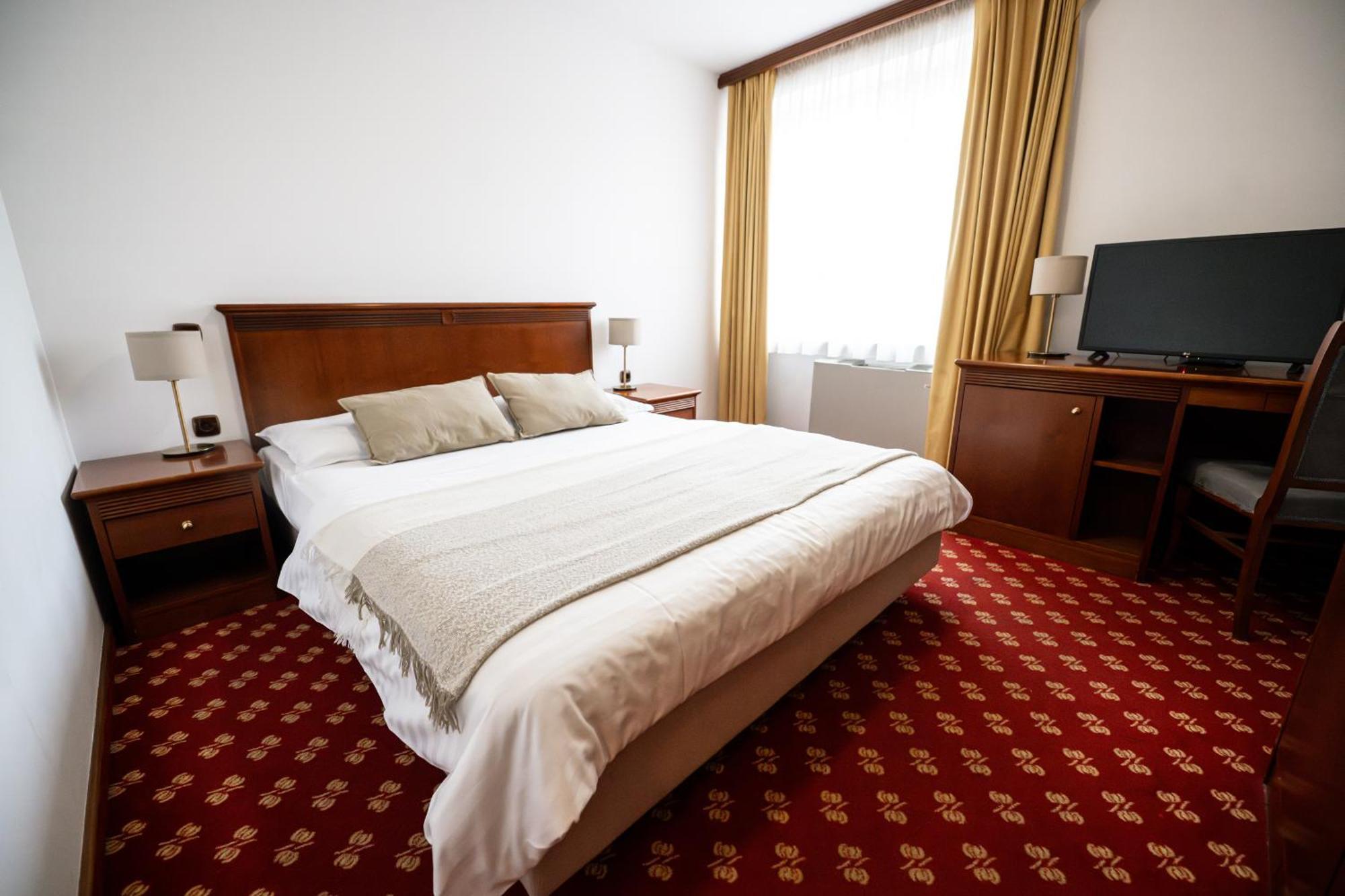 Hotel Zvezda Murska Sobota Bagian luar foto